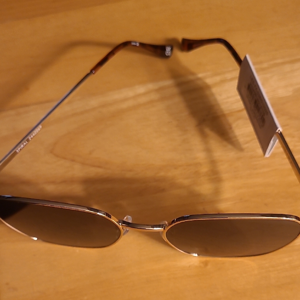 Elegant Gold and Black Sunglasses